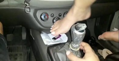 Se mete el engranaje del auto en la vagina