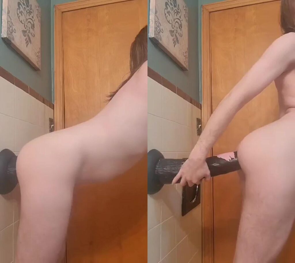 Se mete un dildo enorme por el culo