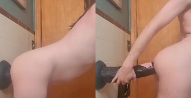 Se mete un dildo enorme por el culo