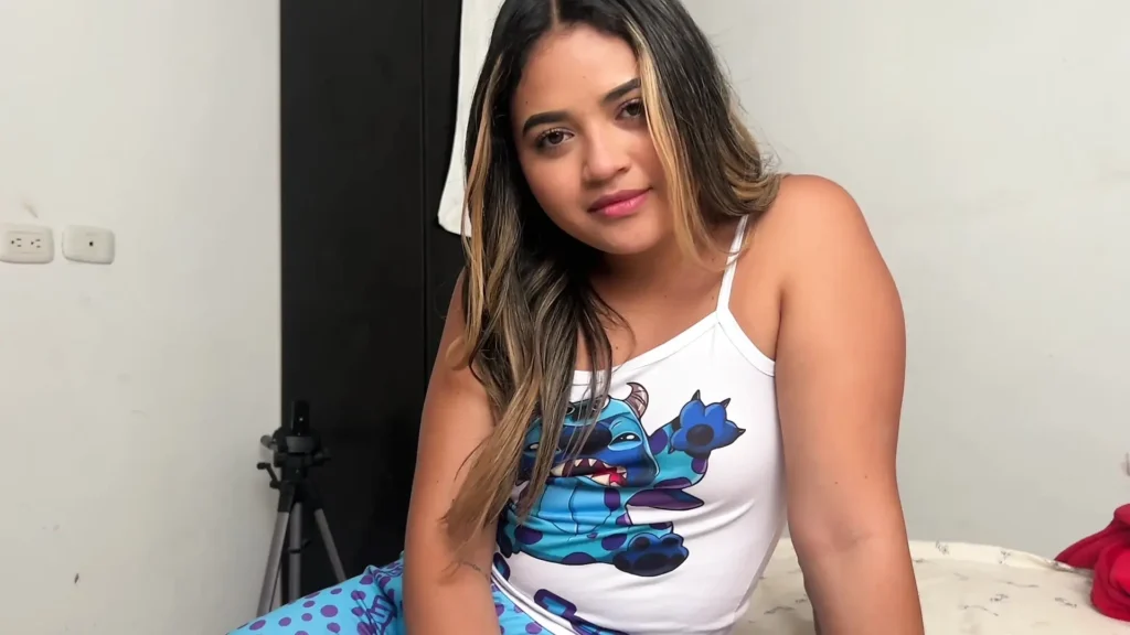 Un hombre se siente atraído por una joven latina