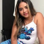 Un hombre se siente atraído por una joven latina