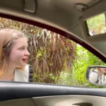 Un pequeño estudiante me pidió que subiera, así que me reí en el auto.