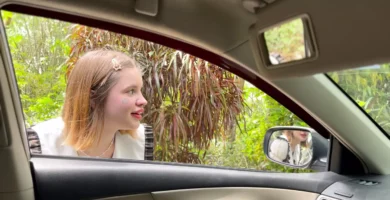Un pequeño estudiante me pidió que subiera, así que me reí en el auto.