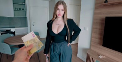 Una mujer joven de una casa reciente