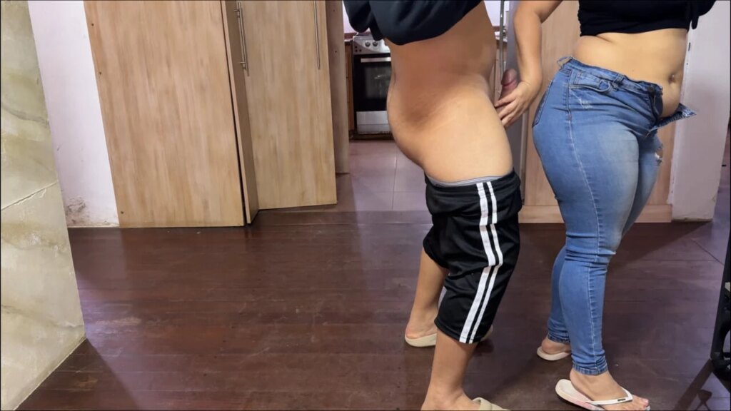 Ve a un amigo y la mujer tiene un gran culo.