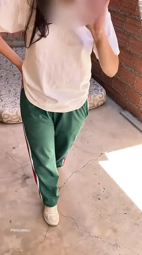 Video completo de video se desnuda en la escuela y es afectado por un compañero