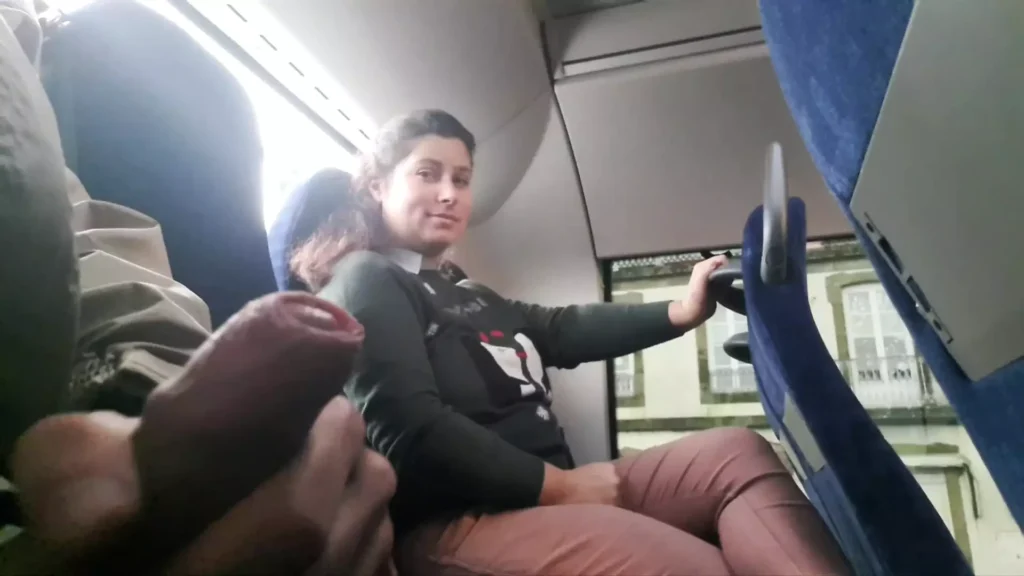 Voyein Sedorts Milf para absorber y sacudir su polla en el autobús