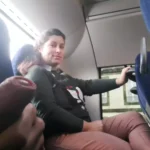 Voyein Sedorts Milf para absorber y sacudir su polla en el autobús