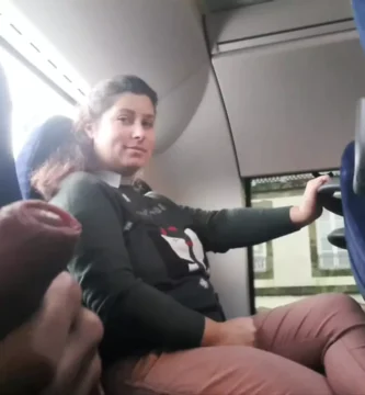 Voyein Sedorts Milf para absorber y sacudir su polla en el autobús