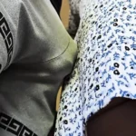 ¡Dios mío! A punto de ser visto por los pasajeros del tren donde el visitante está duro en medio de su ropa.