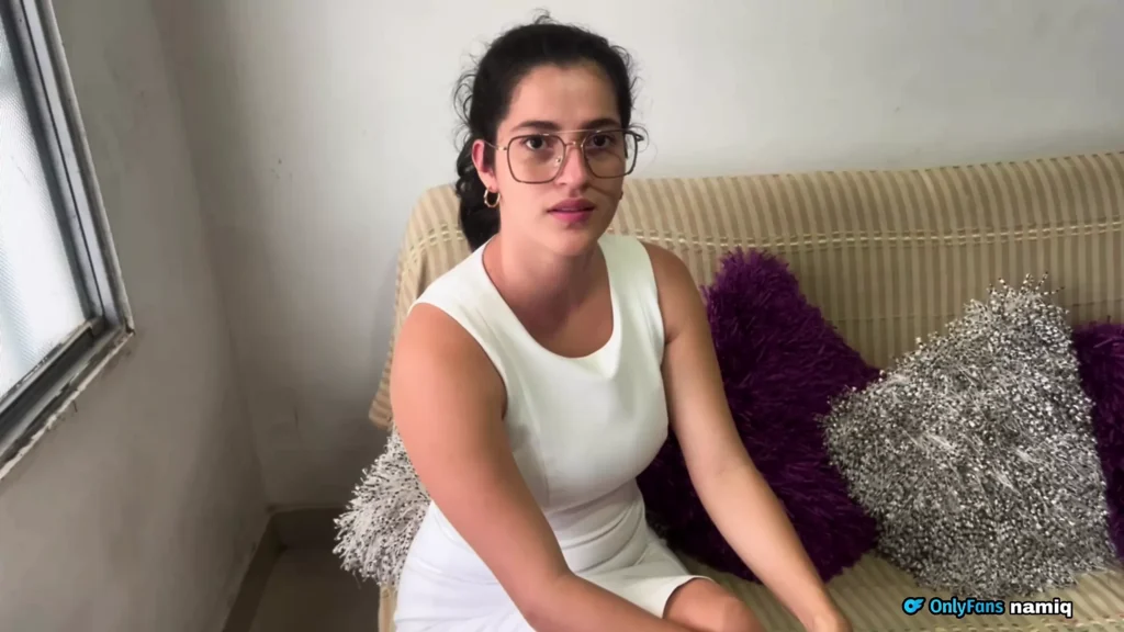 ¡La mujer religiosa es difícil pero finalmente ofrece su trasero!