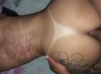 ¡Rabuda se tatuó a cuatro patas y tomó rollos por el culo!