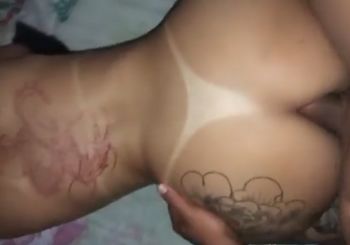 ¡Rabuda se tatuó a cuatro patas y tomó rollos por el culo!
