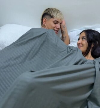 ¿Qué puede pasar cuando comparto la habitación del hotel con mi pareja? El sexo real de aimerr.