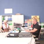 Adolescentes alemanes perfectos cabalgando en la oficina del profesor