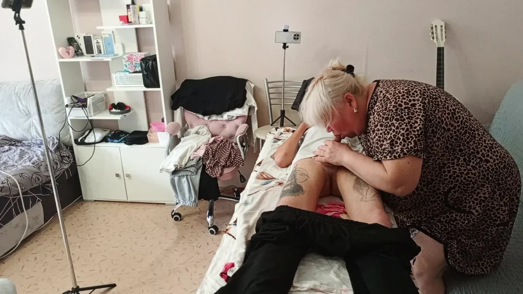 Conramom chupa y salta mi polla sobre la camilla de masaje y traga semen